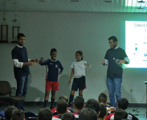 Yammine Alianza con la escuela RR Sport Club de Futbol en Caricuao 2 600x490 - Fundación Yammine apuesta al reciclaje con los más pequeños