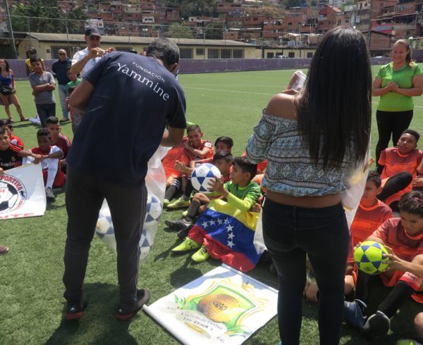 Yammine Donacion de Balones a la Fundación Mas Deportes Menos Violencia FINAL 7 600x490 - Fundación Yammine entregó donativos a 4 escuelas de fútbol