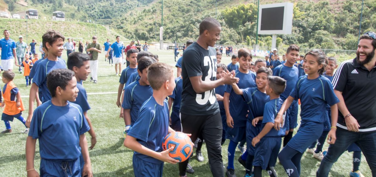 Yammine Fariñez 1200x565 - Wuilker Faríñez and The Yammine Foundation Gave Smiles To Kids In Soccer School