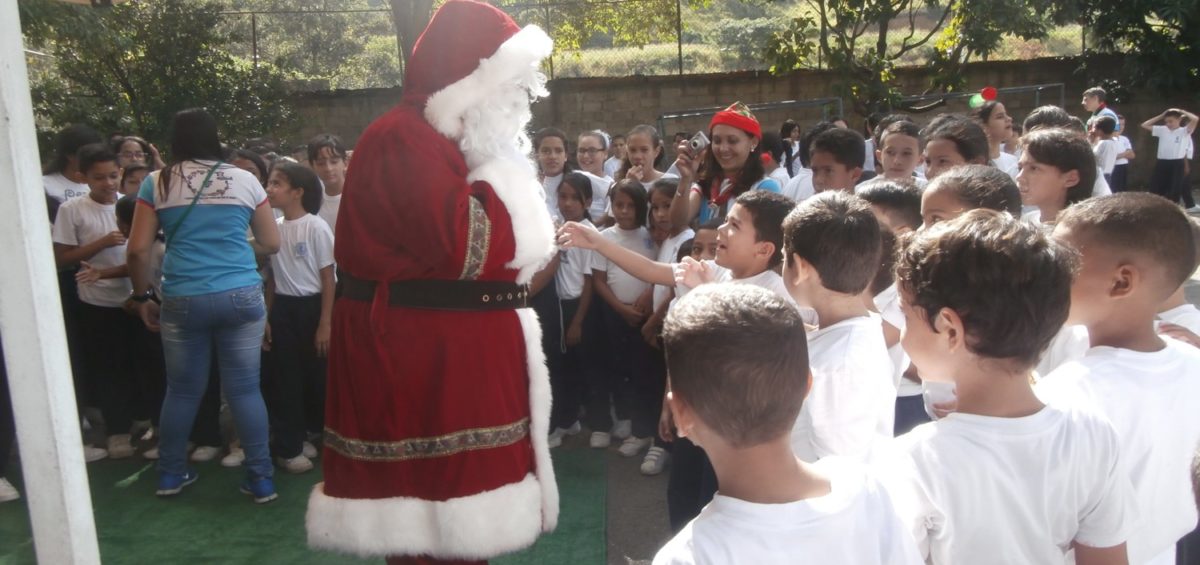 Yammine santa1 1200x565 - Fundación Yammine (Yammine Foundation) and Santa Claus Gave Joy To Children of Antímano