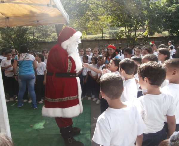 Yammine santa1 600x490 - Fundación Yammine (Yammine Foundation) and Santa Claus Gave Joy To Children of Antímano