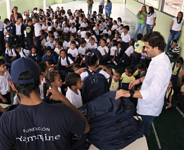 Yammine Entrega de utiles escolares a niños del colegio Barbaro Ribas de Baruta FINAL 5 600x490 - Fundación Yammine / Yammine Foundation Delivered School Kits to Encourage Recycling in Baruta School