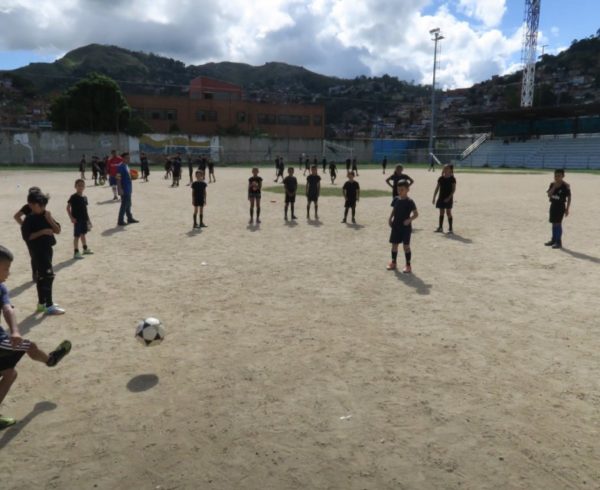 Fundación Yammine donó insumos deportivos a escuela de fútbol de Macarao Yammine Entrega de donativos a la escuela de futbol Tico Pérez Macarao FINAL 8 2 600x490 - Fundación Yammine donó insumos deportivos a escuela de fútbol de Macarao