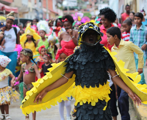 Carnavales Chuspa FY8 600x490 - Los niños de Chuspa disfrutaron su carnaval  con el respaldo de la Fundación Yammine