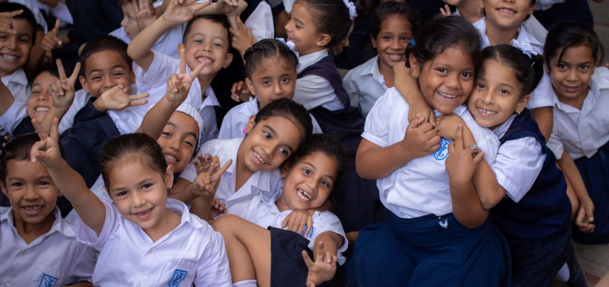 Fundación Yammine llevó Programa Atta a colegio de Antímano CharlaMiRefugio 1 1200x565 - Fundación Yammine llevó Programa Atta a colegio de Antímano