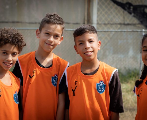 Donación Chalecos TicoPerez 7 600x490 - Escuela de Fútbol "Tico Pérez"   recibió material deportivo de la Fundación Yammine