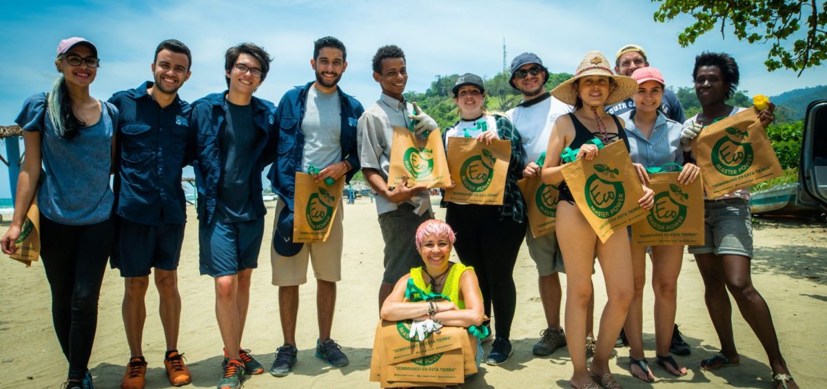 Actividad Nuestras Playas Todasana 12 1 1200x565 - Fundación Yammine realizó jornada ambiental en Todasana