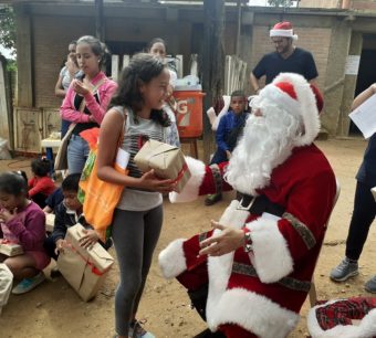 Fundación Yammine regala sonrisas a niños de la comunidad de Turgua 2 340x306 - Colegio de Antímano celebró la Navidad con la Fundación Yammine